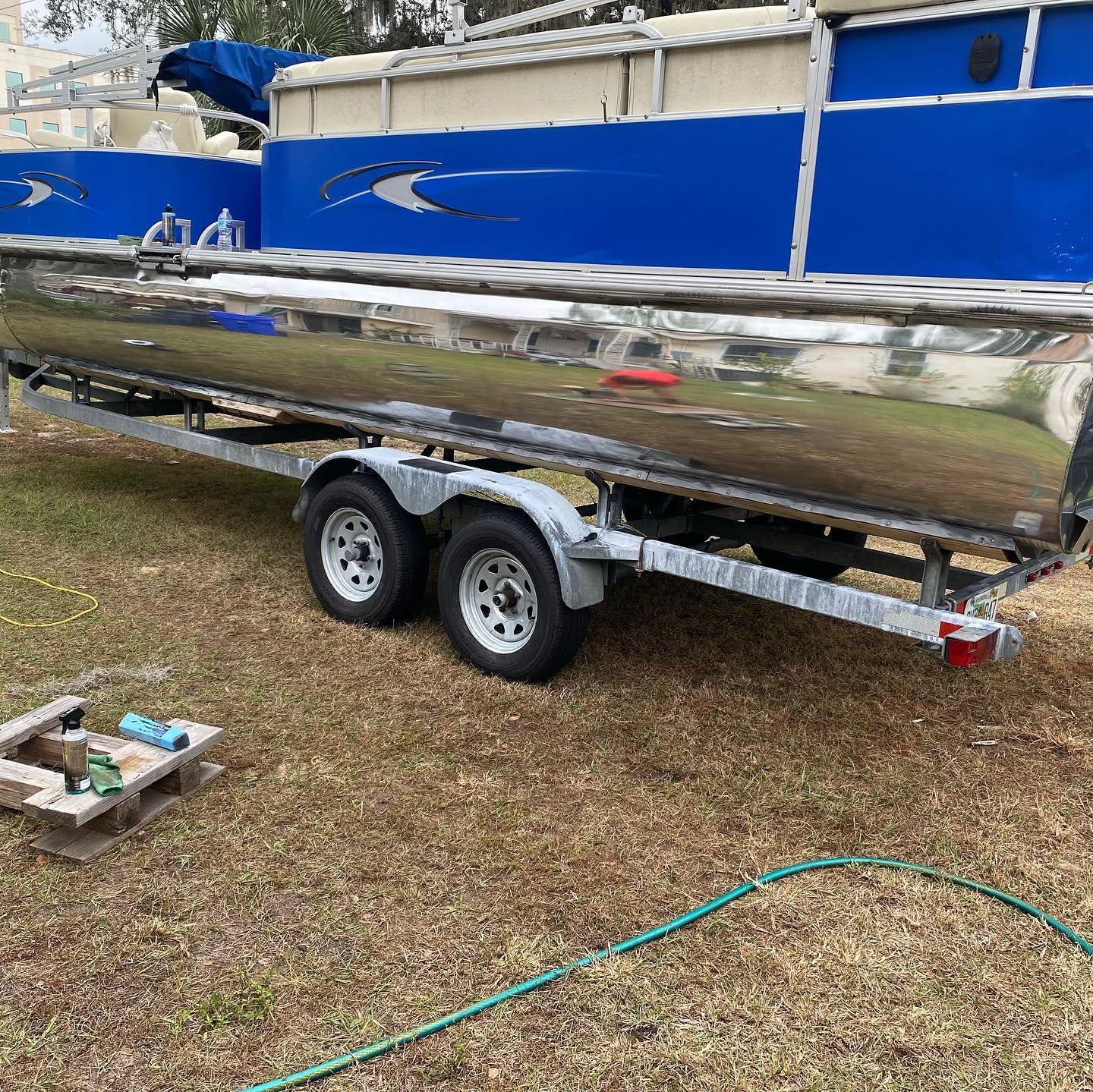 Pontoon boat with mirror-polished aluminum pontoons